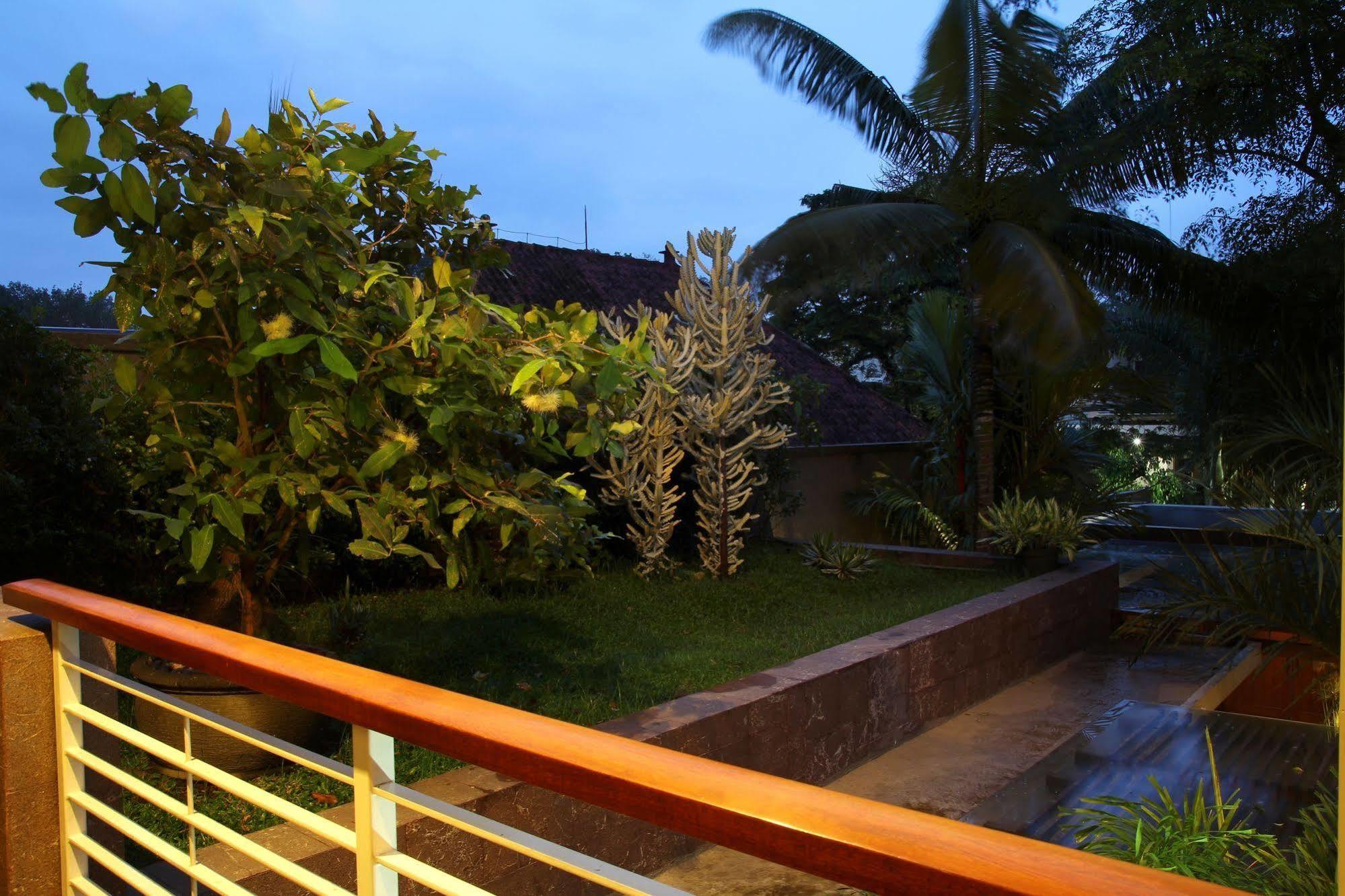 Cozy Boutique Guest House Malang Ngoại thất bức ảnh