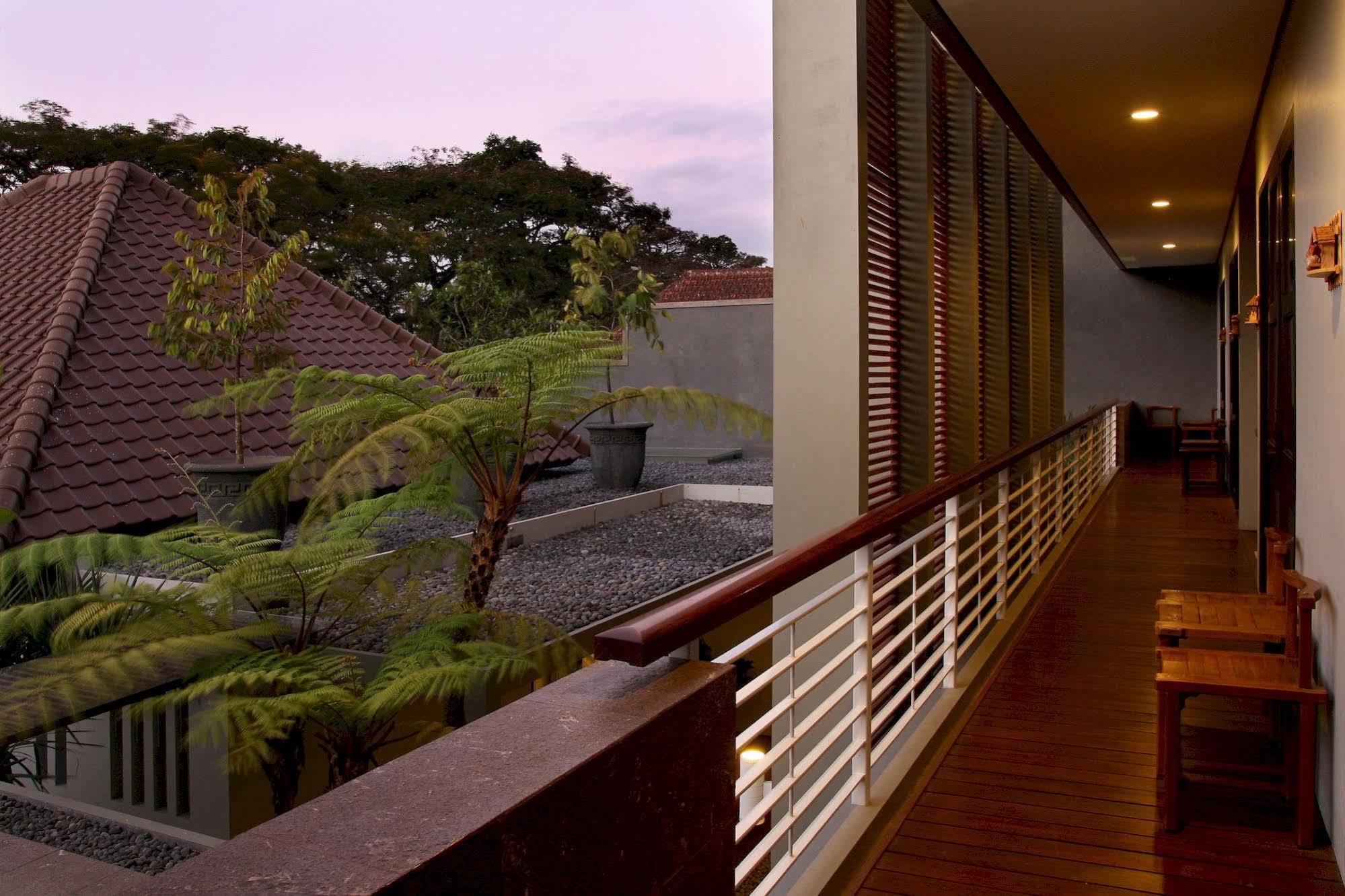 Cozy Boutique Guest House Malang Ngoại thất bức ảnh