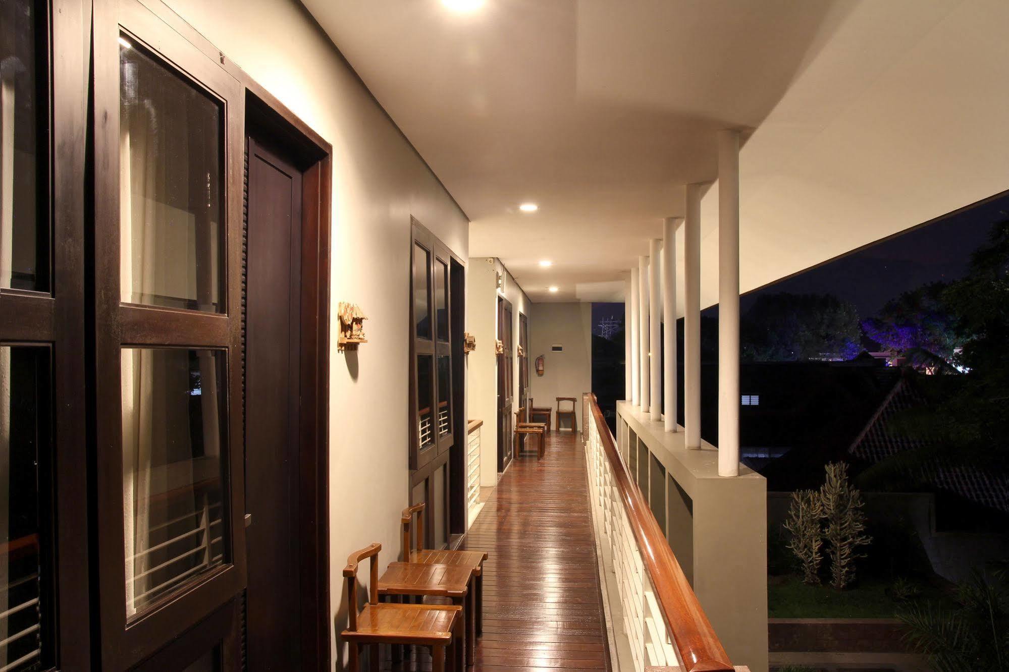 Cozy Boutique Guest House Malang Ngoại thất bức ảnh